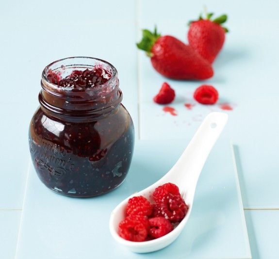 MARMELADA-ME-KOKKINA-FROUTA