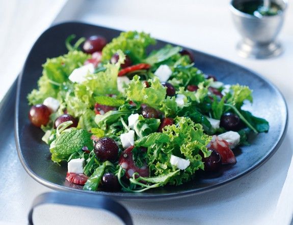 salata-me-stafylia-kai-salami-Levkados