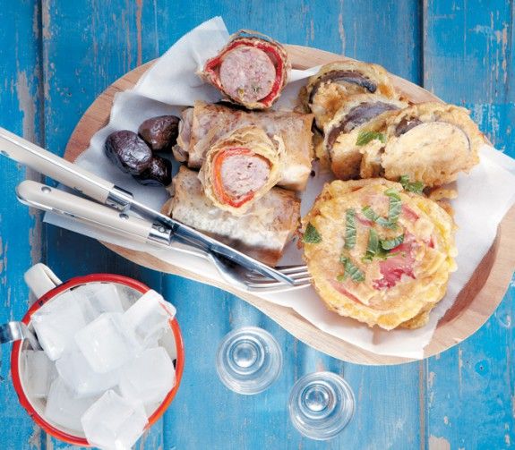 rolakia-me-loukaniko-kai-tiganites-ntomates-,-tsipouro