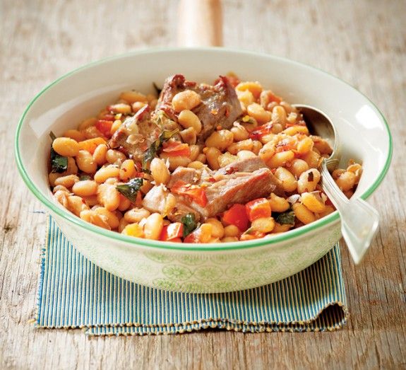 XOIRINO-ME-FASOLIA-STON-TAVA