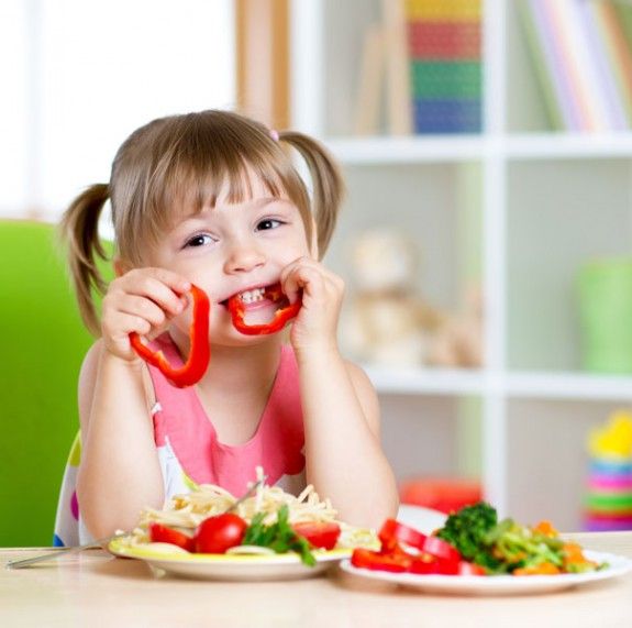 paidi-pou-trwei-anoigma