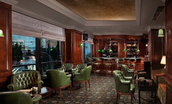 NJV-Athens-Plaza—Explorer’s-Bar-anoigma