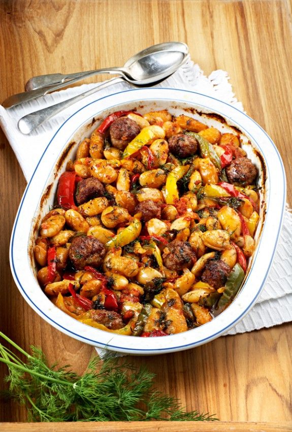 fasoulotavas-me-keftedakia-kai-piperies