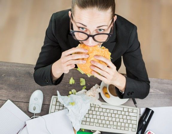 anoigma-kopela-pou-ttrwei-grafeio