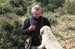 kunigi-troufas_ANOIGMA