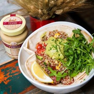 Σαλάτα-Κινόα-με-Αβοκάντο-&-Μακεδονικό-Ταχίνι