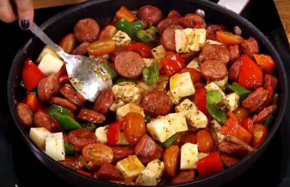 THGANIA-ME-LOYKANIKO-PIPERIES-KAI-KEFALOTYRI