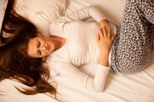 kopela-pou-ponaei-i-koilia-tis