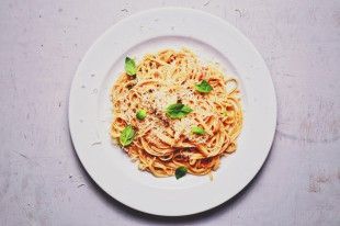 mikri-makaronada-sto-thgani-ANOIGMA