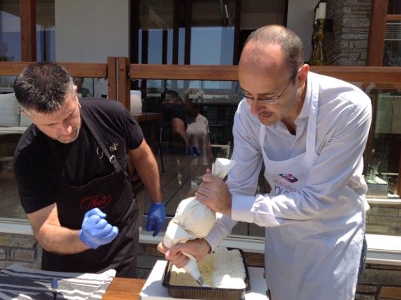 Ο-Παναγιώτης-Σαρακάκης-του-Plaisir-διδάσκει-πώς-φτιάχνεται-το-Εκμέκ-Καταίφι