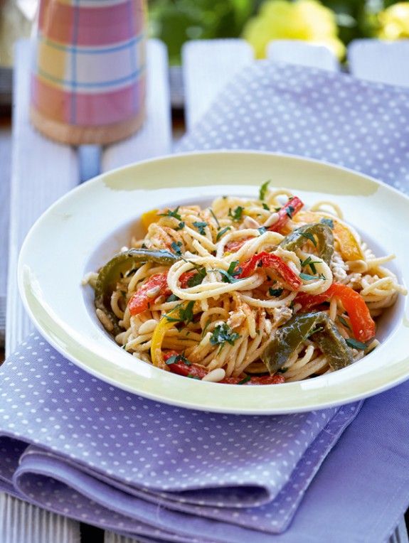 spaghetti-me-piperies-kai-katiki-domokou