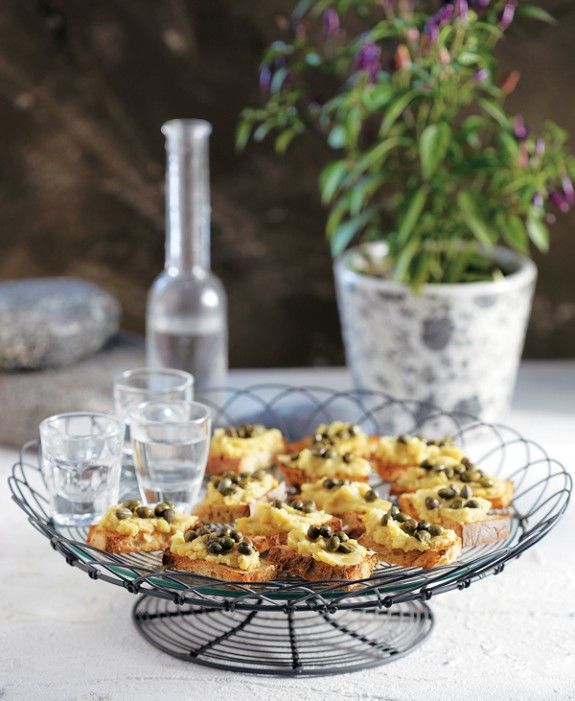 21130529_7245_menu-tou-ilia_kanapedakia-me-fava-santorinis