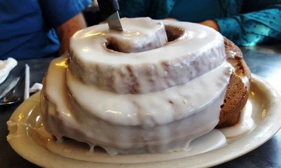 cinnamon-roll-biggest