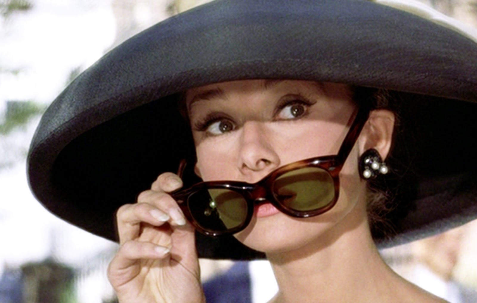 audrey-hepburn-sunglasses-pulldown-breakfast-at-tiffanys-BIG