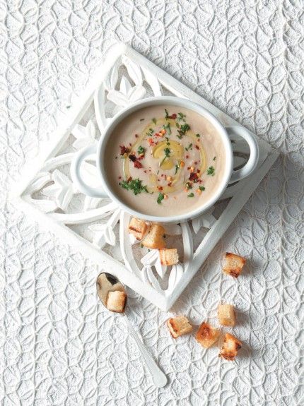 21150202_32703_SoupesVeloute_me-graviera-&-mavri-mbyra