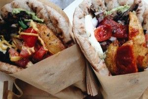 Στα Εξάρχεια τρώνε τυλιχτό με γύρο…μανιταριών!