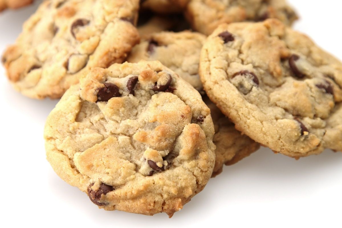 2870744 – chocolate chip cookies freshly baked out of the oven