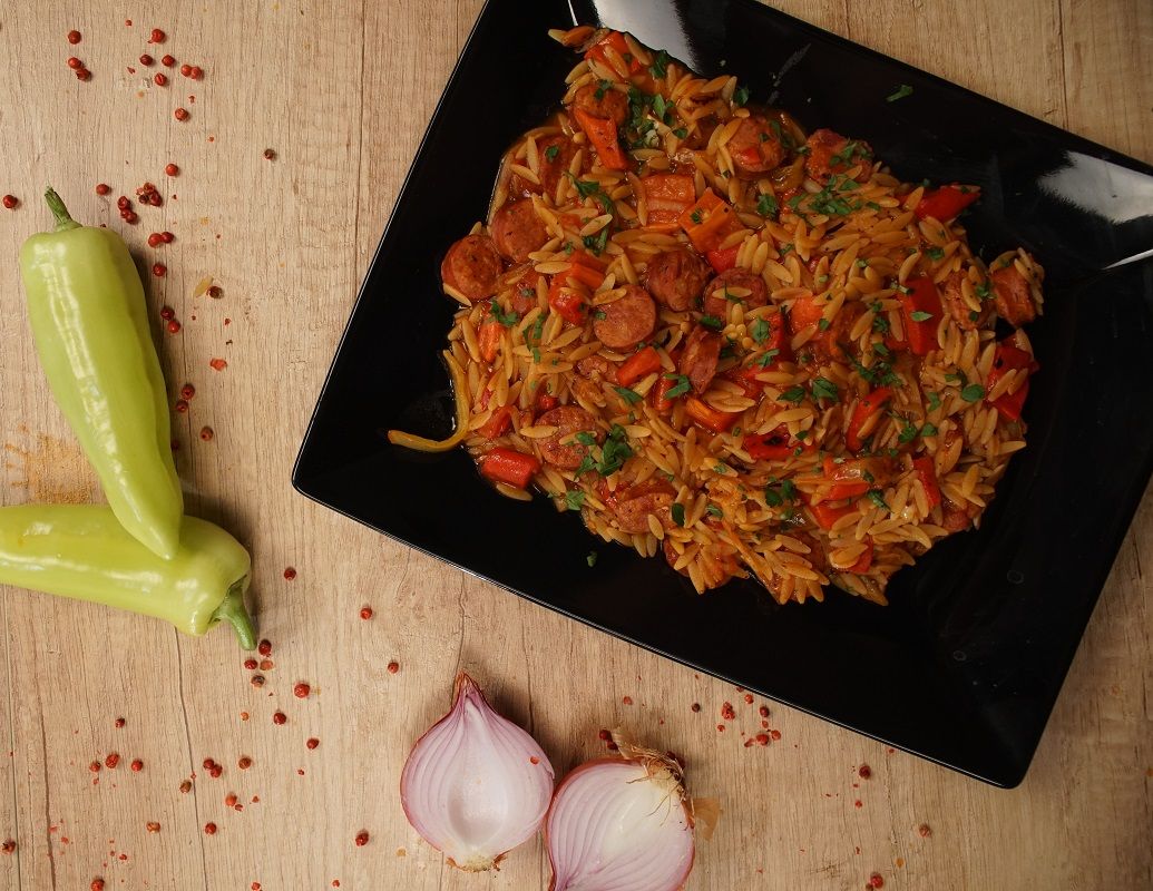 kritharaki me loukaniko