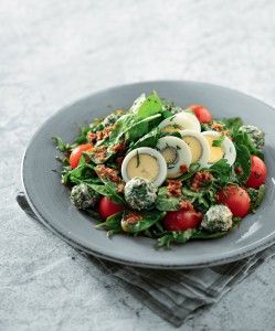 Spinach, hartwort, egg and cheese balls salad