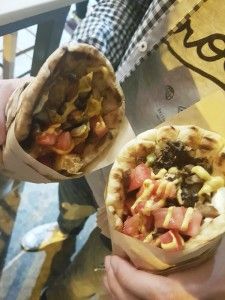 Δοκιμάσαμε το περίφημο τυλιχτό με γύρο μανιταριών των Εξαρχείων