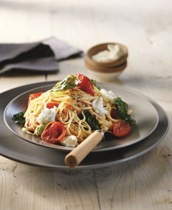 taliolini me psites tomates kai vasiliko