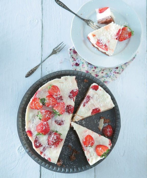 211705012_28381_tourta-pagoto-me-vanilia-kai-fraoules