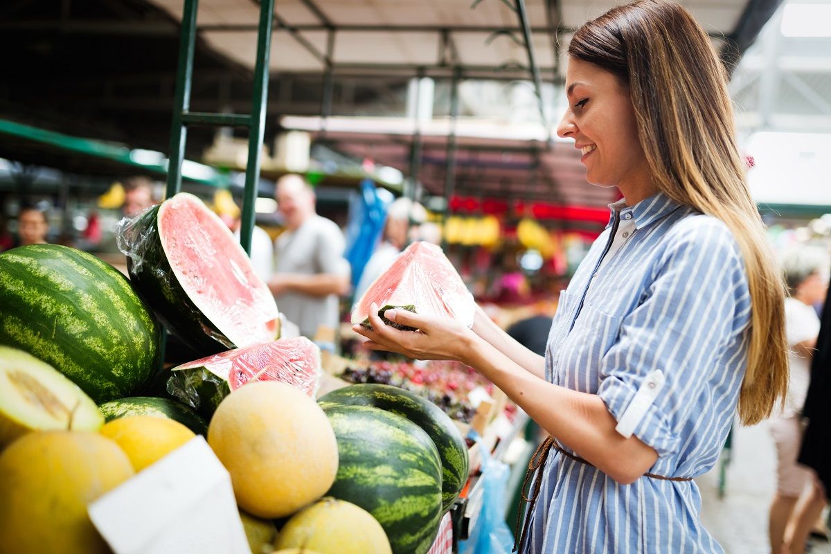 Picture of woman at marketplace buying fruits