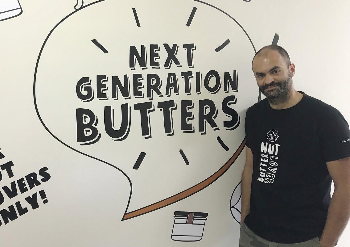 kisstheearth plakiotaris anoigma