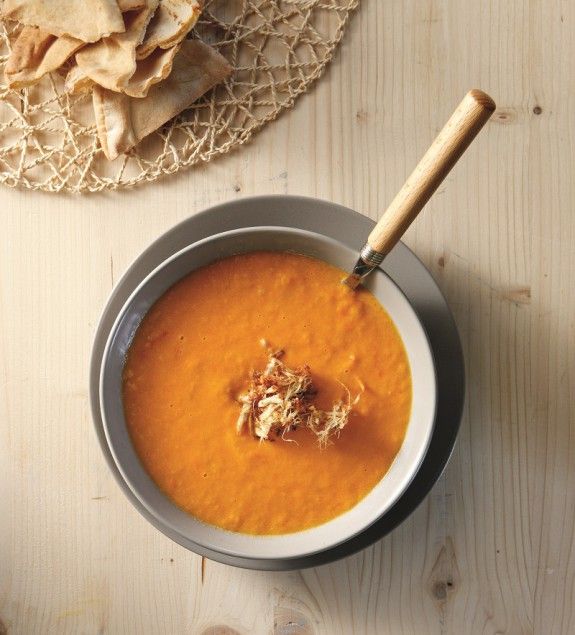 krya tomatosoupa me piperoriza