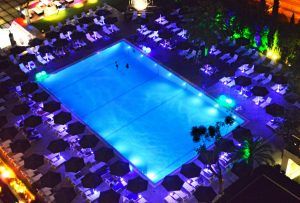 BBQ στην πισίνα του Hilton με τη Μυρσίνη Λαμπράκη