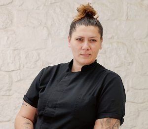 Αυγερία Σταπάκη: Γυναίκα στην κουζίνα