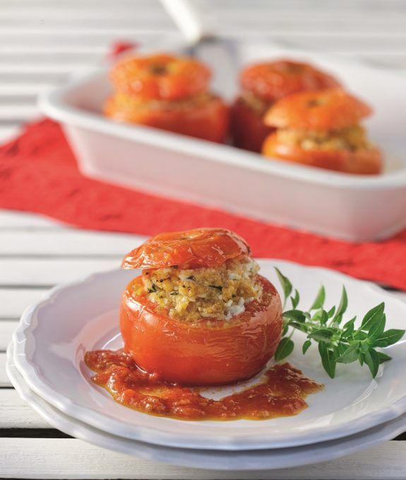 ntomates gemistes me kokkinisto kouskous