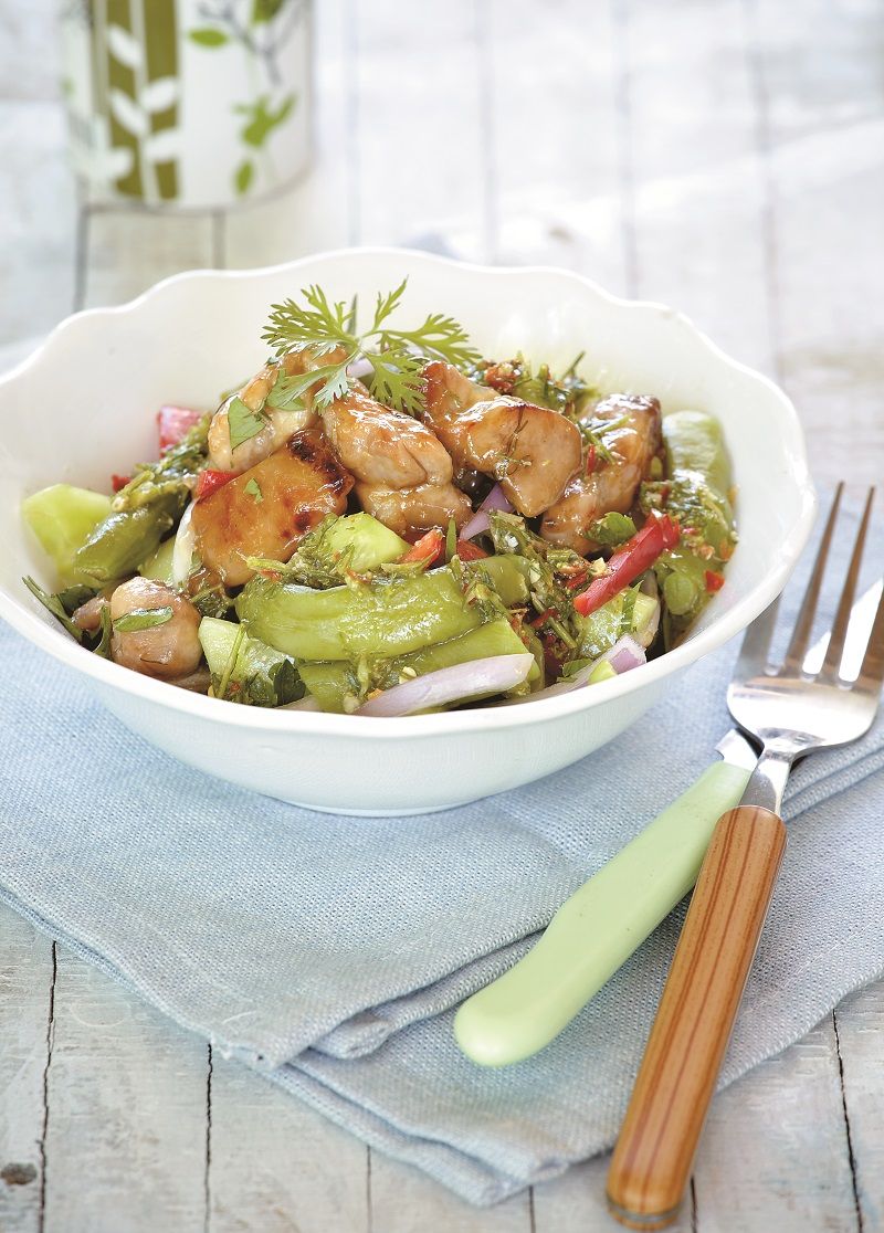 salata me kotopoulo ,aggouri,fasolakia, k diosmo IMG_0514