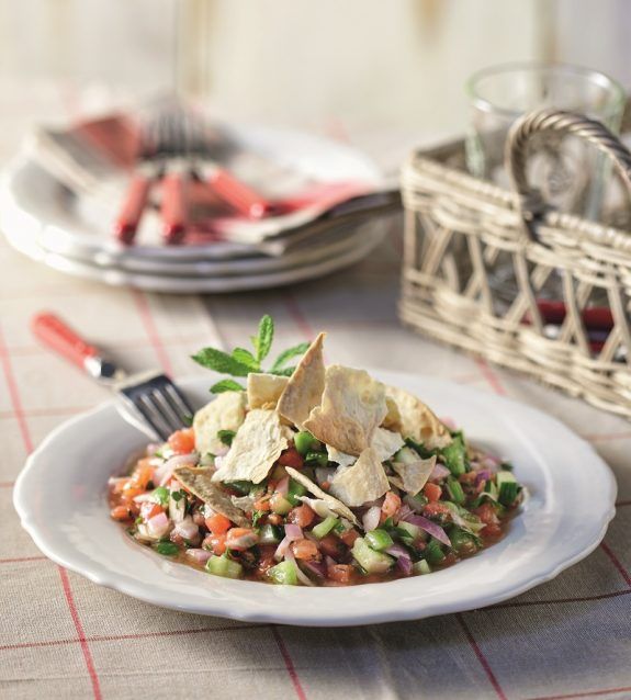 psilokomeni kalokairini salata me pitoules