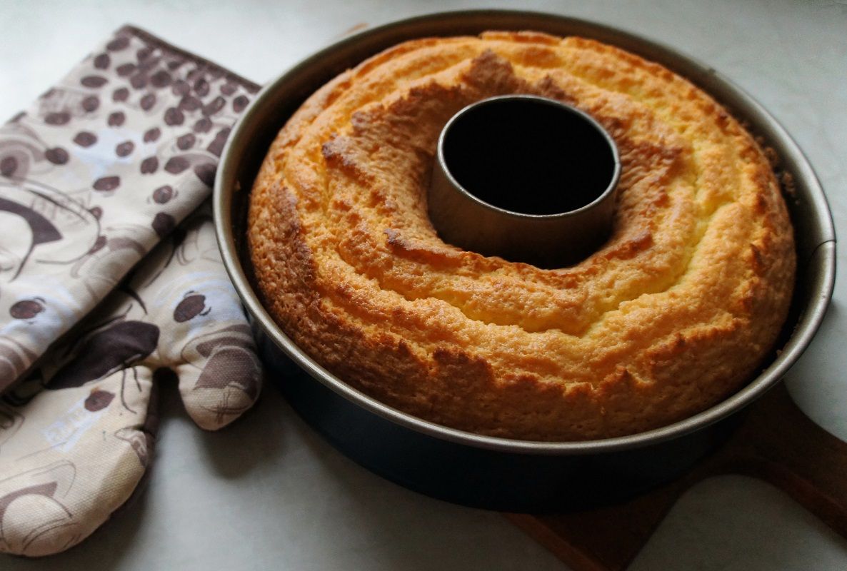 Ein frisch gebackener GugelhupfA freshly baked Bundt cake