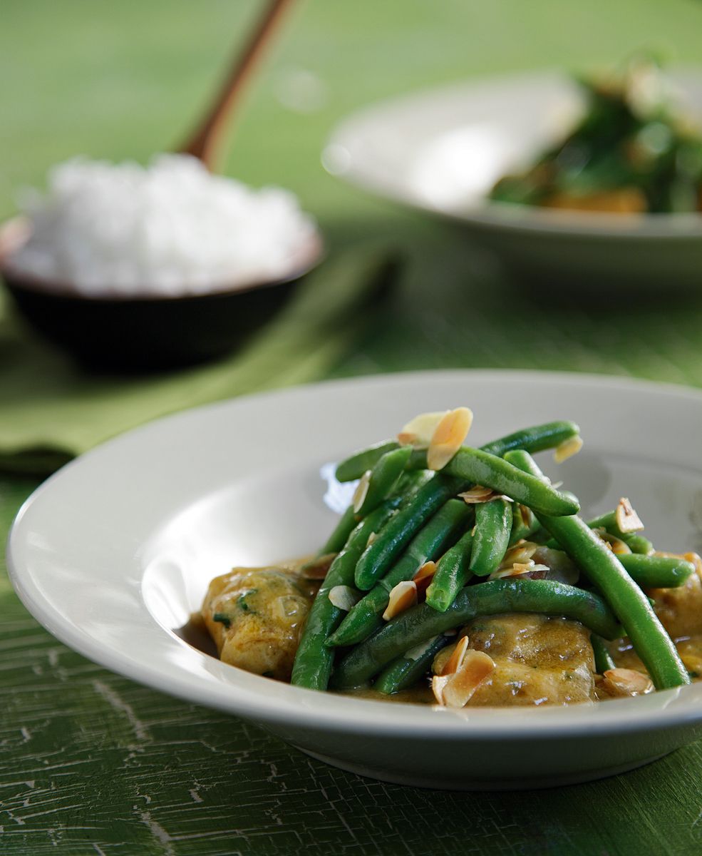 20181123183157_MIKRI-kotopoulo-kai-fasolakia-me-curry-&-gala-karydas