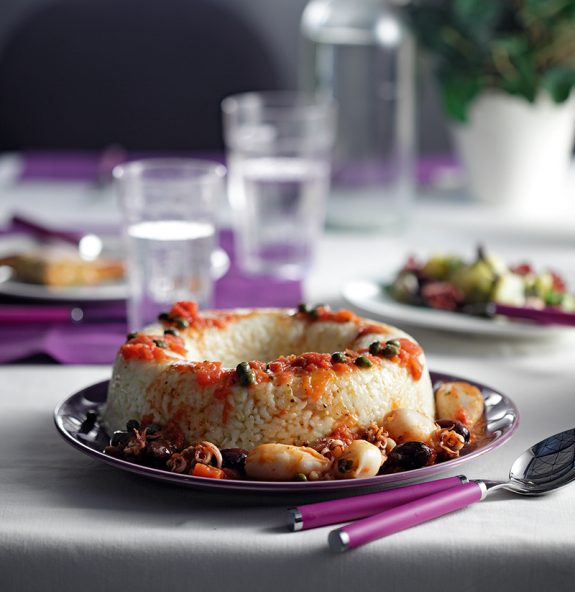 20190206164713_pilafi-voutyrato-me-saltsa-apo-kokkinista-kalamarakia