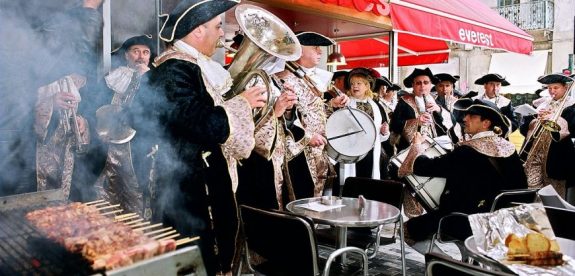 Tsiknopempti_in_the_Upper_Town2-870×418