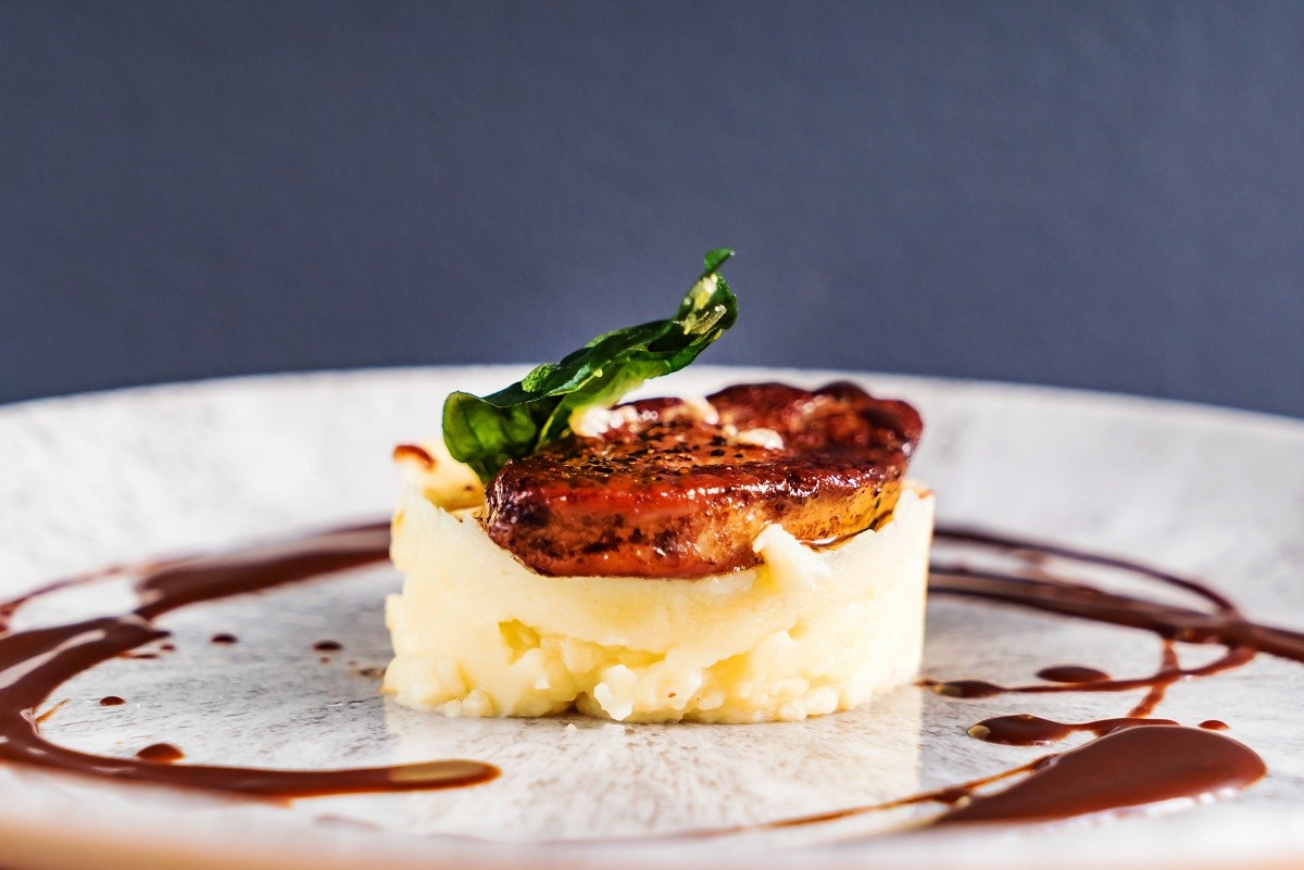 Mashed potato with meat and sauce