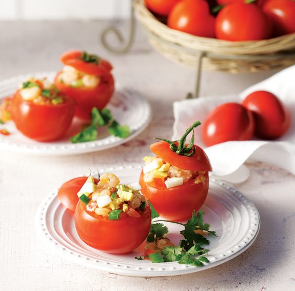 ntomates-gemistes-me-saltsa-avokanto-k-garides