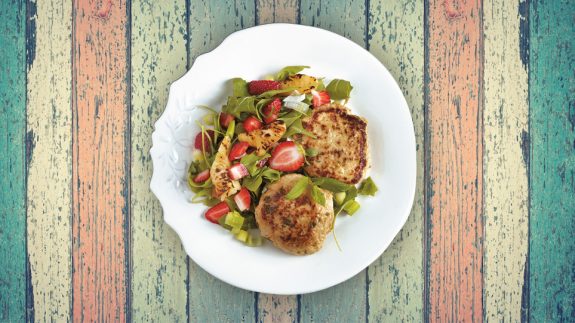 Biftekia me exotiki salata