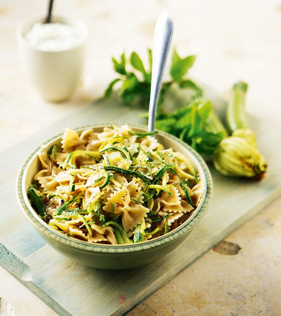 farfales-me-kolokythakia-kai-katiki