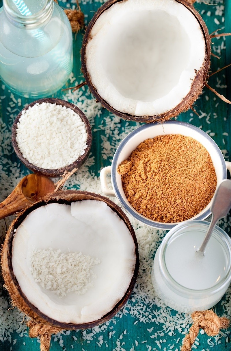 Coconut with coconut oil, water, sugar and flakes