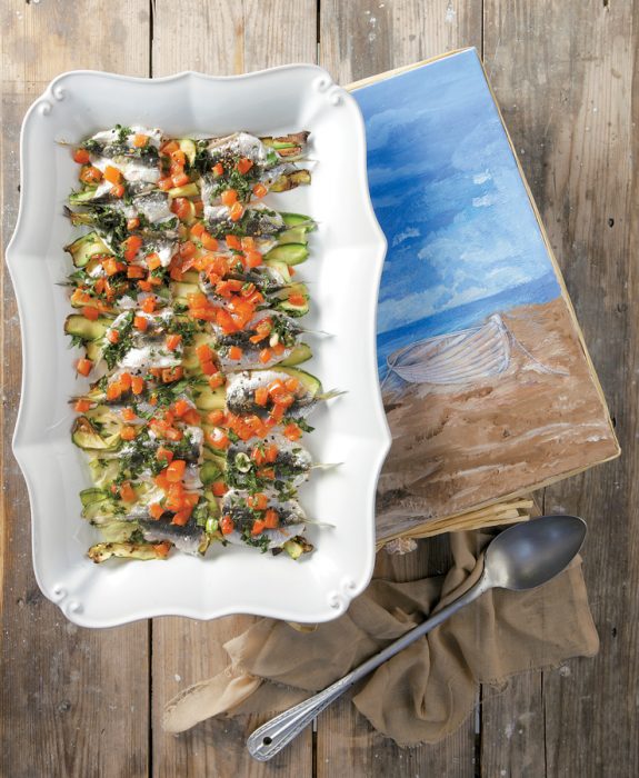 21130603_01186_sardeles-ston-fourno-me-kolokythakia,-tomata-&-ouzo