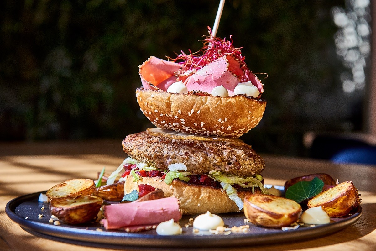 Pastrami Black Angus Burger (2) MIKRH