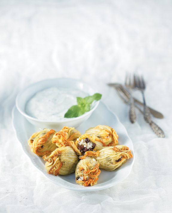 kolokytholoulouda-gemista-me-sauce-yaourtiou