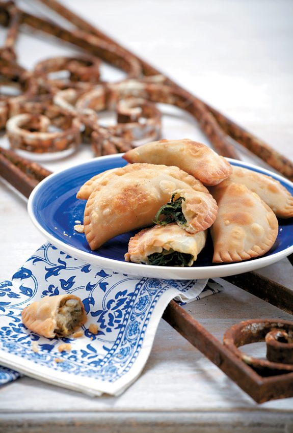 MIKRI-kaltsounia-me-laxanika