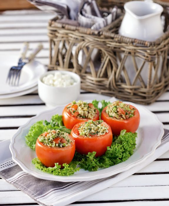 ntomates-gemistes-me-salata-tampoule