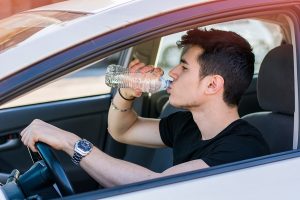 Γιατί είναι πολύ σημαντικό να πίνεις νερό όταν οδηγείς