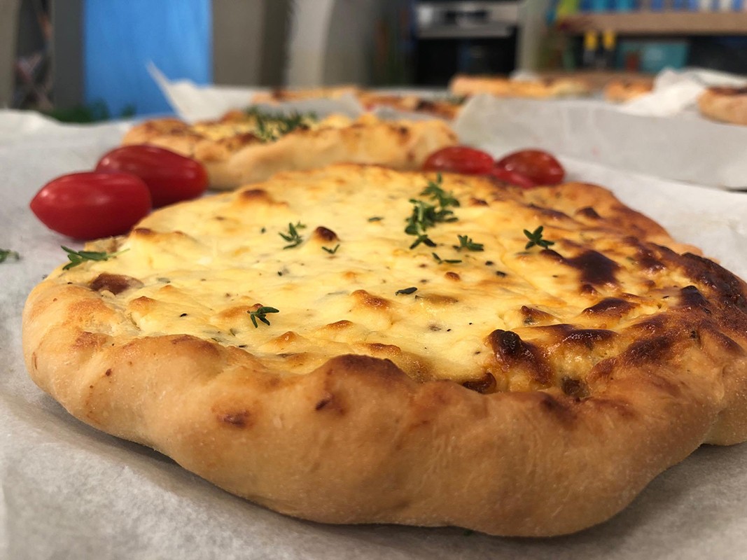 turopita-me-karamelomena-kremmudia